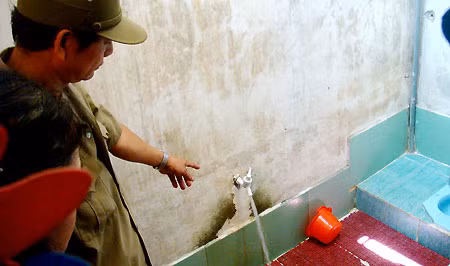 Nhà vệ sinh nơi cháu Vy 14 tháng tuổi bị ngã dẫn đến tử vong. Nhà vệ sinh nơi cháu Vy 14 tháng tuổi bị ngã dẫn đến tử vong.
