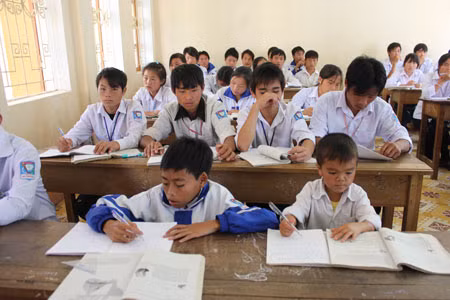 Với hình hài của đứa trẻ lên ba, không ai nghĩ Sùng A Dì năm nay đã 17 tuổi và học lớp 11. Với hình hài của đứa trẻ lên ba, không ai nghĩ Sùng A Dì năm nay đã 17 tuổi và học lớp 11.