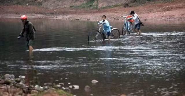 Vắt áo, xắn quần lội suối vượt lũ tới trường. NHỮNG NỖI KHỔ CỦA HỌC SINH VIỆT NAM (P2) <<NỮ SINH CĐ DU LỊCH ĐẸP DỊU DÀNG TRONG NẮNG THU <<VẺ ĐẸP KIÊU SA CỦA HOT GIRL CĐ TRUYỀN HÌNH HÀ NỘI Vắt áo, xắn quần lội suối vượt lũ tới trường. NHỮNG NỖI KHỔ CỦA HỌC SINH VIỆT NAM (P2) <<NỮ SINH CĐ DU LỊCH ĐẸP DỊU DÀNG TRONG NẮNG THU <<VẺ ĐẸP KIÊU SA CỦA HOT GIRL CĐ TRUYỀN HÌNH HÀ NỘI