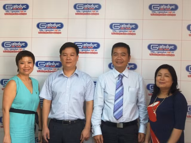 Nhà báo Nguyễn Tiến Bình (người thứ 2 từ trái sang) - Trưởng ban Tổ chức cho biết cuộc thi đã thu hút hơn 500 bài dự thi gửi về BBT từ nhiều vùng miền khác nhau. BTC đã rất khó khăn để chọn lựa ra 20 bài thi xuất sắc nhất để chấm giải. Nhà báo Nguyễn Tiến Bình (người thứ 2 từ trái sang) - Trưởng ban Tổ chức cho biết cuộc thi đã thu hút hơn 500 bài dự thi gửi về BBT từ nhiều vùng miền khác nhau. BTC đã rất khó khăn để chọn lựa ra 20 bài thi xuất sắc nhất để chấm giải.