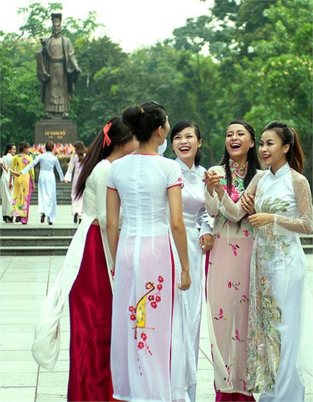 Vui vẻ trò chuyện khi đã hoàn thành xong một bài nhảy đầy ý nghĩa. >>Những nữ sinh diện áo dài đẹp hơn vẻ xuân thì của Mai Phương Thúy (P25) >>Midu đẹp tinh khôi giữa phố Sài Gòn >>Nữ sinh HV Báo chí và Tuyên truyền khoe nét thanh tân, quyến rũ