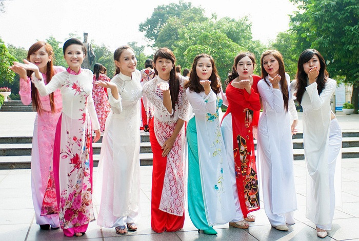 Tạo dáng Xì tin. >>Những nữ sinh diện áo dài đẹp hơn vẻ xuân thì của Mai Phương Thúy (P25) >>Midu đẹp tinh khôi giữa phố Sài Gòn >>Nữ sinh HV Báo chí và Tuyên truyền khoe nét thanh tân, quyến rũ