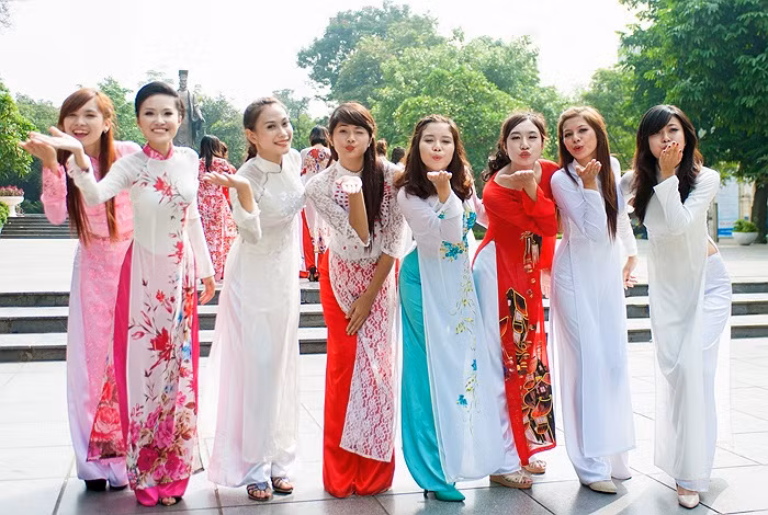 Tạo dáng Xì tin. >>Những nữ sinh diện áo dài đẹp hơn vẻ xuân thì của Mai Phương Thúy (P25) >>Midu đẹp tinh khôi giữa phố Sài Gòn >>Nữ sinh HV Báo chí và Tuyên truyền khoe nét thanh tân, quyến rũ