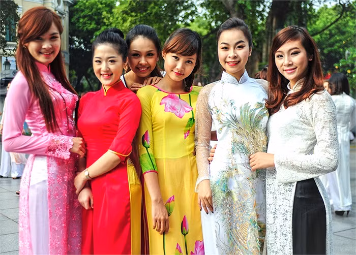Những nữ sinh tham gia cuộc thi Imiss Thăng Long 2012 đã có những trải nghiệm hết sức thú vị. >>Những nữ sinh diện áo dài đẹp hơn vẻ xuân thì của Mai Phương Thúy (P25) >>Midu đẹp tinh khôi giữa phố Sài Gòn >>Nữ sinh HV Báo chí và Tuyên truyền khoe nét thanh tân, quyến rũ