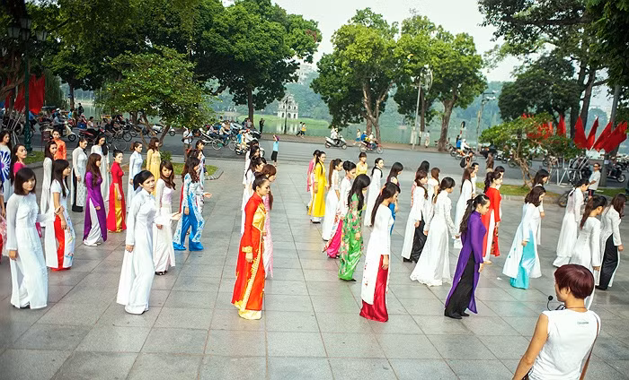 Các thí sinh Imiss đã phải tập luyện vất vả trước khi có những phần trình diễn ấn tượng. >>Những nữ sinh diện áo dài đẹp hơn vẻ xuân thì của Mai Phương Thúy (P25) >>Midu đẹp tinh khôi giữa phố Sài Gòn >>Nữ sinh HV Báo chí và Tuyên truyền khoe nét thanh tân, quyến rũ