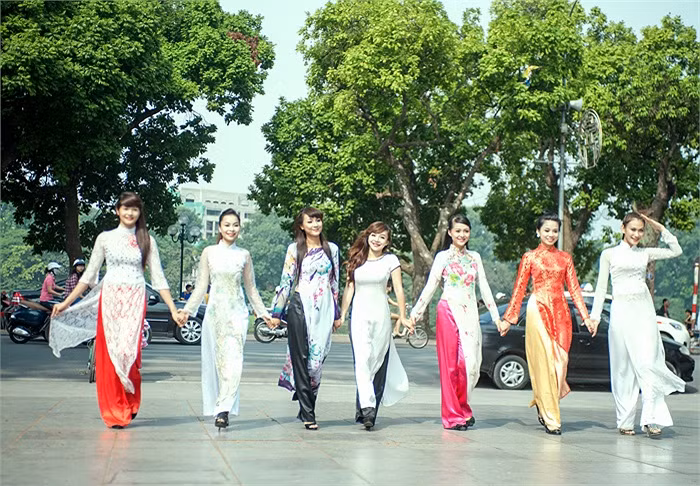 Sau phần nhảy flashmob, 30 thí sinh xuất sắc nhất sẽ bước tiếp vào vòng thi Tài năng thăng hoa.