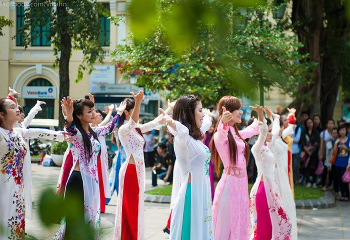 Phần trình diễn của các thí sinh Imiss Thăng Long đã thu hút rất nhiều du khách đứng lại ngắm nhìn. >>Những nữ sinh diện áo dài đẹp hơn vẻ xuân thì của Mai Phương Thúy (P25) >>Midu đẹp tinh khôi giữa phố Sài Gòn >>Nữ sinh HV Báo chí và Tuyên truyền khoe nét thanh tân, quyến rũ