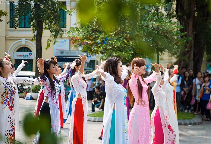 Phần trình diễn của các thí sinh Imiss Thăng Long đã thu hút rất nhiều du khách đứng lại ngắm nhìn. >>Những nữ sinh diện áo dài đẹp hơn vẻ xuân thì của Mai Phương Thúy (P25) >>Midu đẹp tinh khôi giữa phố Sài Gòn >>Nữ sinh HV Báo chí và Tuyên truyền khoe nét thanh tân, quyến rũ