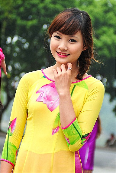 Khoe nét duyên thầm của thiếu nữ Việt. >>Những nữ sinh diện áo dài đẹp hơn vẻ xuân thì của Mai Phương Thúy (P25) >>Midu đẹp tinh khôi giữa phố Sài Gòn >>Nữ sinh HV Báo chí và Tuyên truyền khoe nét thanh tân, quyến rũ