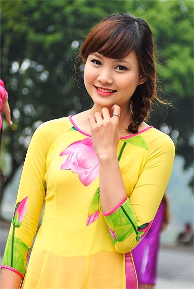 Khoe nét duyên thầm của thiếu nữ Việt. >>Những nữ sinh diện áo dài đẹp hơn vẻ xuân thì của Mai Phương Thúy (P25) >>Midu đẹp tinh khôi giữa phố Sài Gòn >>Nữ sinh HV Báo chí và Tuyên truyền khoe nét thanh tân, quyến rũ
