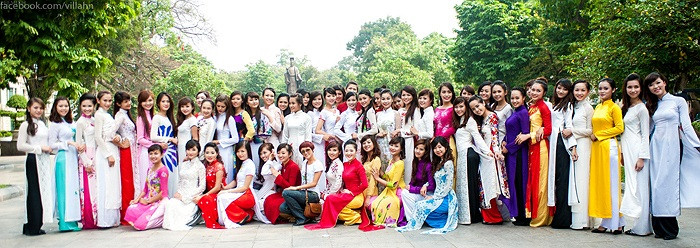 Toàn bộ các thí sinh tham gia vào tiết mục chụp ảnh lưu lại những khoảnh khắc đẹp. >>Những nữ sinh diện áo dài đẹp hơn vẻ xuân thì của Mai Phương Thúy (P25) >>Midu đẹp tinh khôi giữa phố Sài Gòn >>Nữ sinh HV Báo chí và Tuyên truyền khoe nét thanh tân, quyến rũ