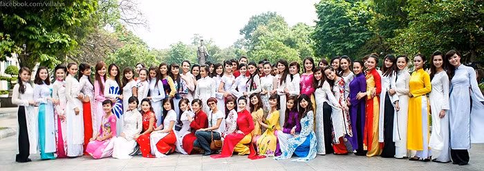 Toàn bộ các thí sinh tham gia vào tiết mục chụp ảnh lưu lại những khoảnh khắc đẹp. >>Những nữ sinh diện áo dài đẹp hơn vẻ xuân thì của Mai Phương Thúy (P25) >>Midu đẹp tinh khôi giữa phố Sài Gòn >>Nữ sinh HV Báo chí và Tuyên truyền khoe nét thanh tân, quyến rũ