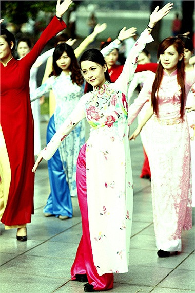 Các nữ sinh cuộc thi Imiss Thăng Long cùng nhau thể hiện bài nhảy Flashmob với chủ đề Kết nối yêu thương. >>Những nữ sinh diện áo dài đẹp hơn vẻ xuân thì của Mai Phương Thúy (P25) >>Midu đẹp tinh khôi giữa phố Sài Gòn >>Nữ sinh HV Báo chí và Tuyên truyền khoe nét thanh tân, quyến rũ