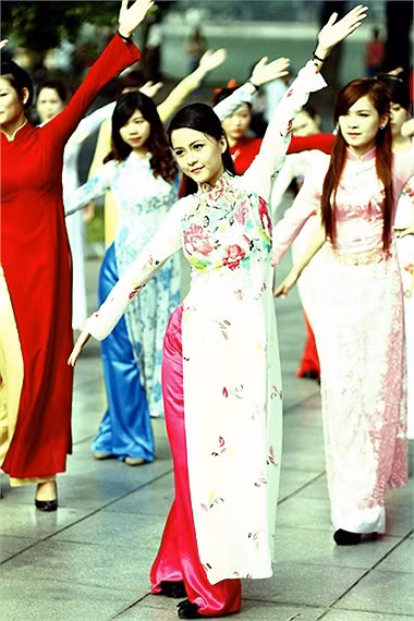 Các nữ sinh cuộc thi Imiss Thăng Long cùng nhau thể hiện bài nhảy Flashmob với chủ đề Kết nối yêu thương. >>Những nữ sinh diện áo dài đẹp hơn vẻ xuân thì của Mai Phương Thúy (P25) >>Midu đẹp tinh khôi giữa phố Sài Gòn >>Nữ sinh HV Báo chí và Tuyên truyền khoe nét thanh tân, quyến rũ