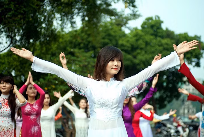 Điệu nhảy mang thông điệp kết nối cộng đồng gắn kết yêu thương. >>Những nữ sinh diện áo dài đẹp hơn vẻ xuân thì của Mai Phương Thúy (P25) >>Midu đẹp tinh khôi giữa phố Sài Gòn >>Nữ sinh HV Báo chí và Tuyên truyền khoe nét thanh tân, quyến rũ