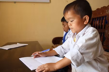 Sùng A Dì thích học ngành công nghệ thông tin và em mơ ước sẽ có một cái máy vi tính cho riêng mình. Sùng A Dì thích học ngành công nghệ thông tin và em mơ ước sẽ có một cái máy vi tính cho riêng mình.