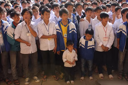 Sùng A Dì (áo trắng, quần đen) chỉ đứng chưa tới nửa người các bạn học cùng lớp nhưng 11 năm liền chưa một lần bỏ học, bên cạnh em cũng là một bạn học gặp khiếm khuyết về cơ thể. Sùng A Dì (áo trắng, quần đen) chỉ đứng chưa tới nửa người các bạn học cùng lớp nhưng 11 năm liền chưa một lần bỏ học, bên cạnh em cũng là một bạn học gặp khiếm khuyết về cơ thể.
