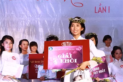 Giải Á khôi 1 thuộc về thí sinh Lê Ngọc Cẩm Hương (khoa Văn hoá học), thí sinh Nguyễn Thảo Ngân (bộ môn ngữ văn Tây Ban Nha) giành ngôi á khôi 2. >>Những nữ sinh diện áo dài đẹp hơn vẻ xuân thì của Mai Phương Thúy (P25) >>Midu đẹp tinh khôi giữa phố Sài Gòn >>Nữ sinh HV Báo chí và Tuyên truyền khoe nét thanh tân, quyến rũ