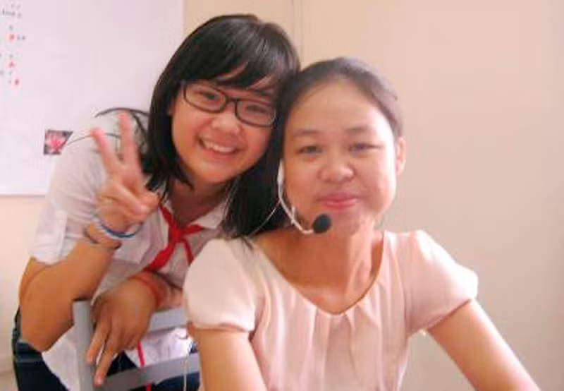 Cô giáo Hà Thủy và học trò. Ảnh từ facebook