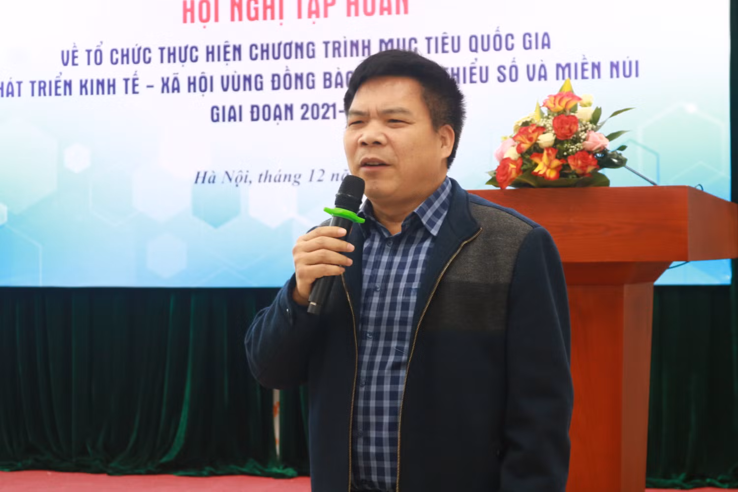 Ông Đinh Xuân Thắng trình bày 10 dự án thành phần của chương trình. Ảnh: Anh Trang Ông Đinh Xuân Thắng trình bày 10 dự án thành phần của chương trình. Ảnh: Anh Trang