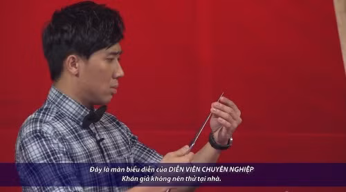 Trấn Thành lo lắng khi kiểm tra ngọn giáo.