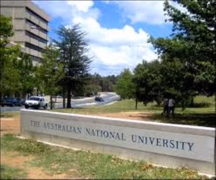 2. Đai học quốc gia Úc (Australian National University) Trong năm 2009, trường đại học quốc gia Úc đã giành được giải thưởng International Sustainable Campus Network cho sự nỗ lực không ngừng của trường cũng như đội ngũ giảng viên sinh viên của mình trong chiến dịch môi tường xanh ANU của mình. Viện nghiên cứu thay đổi khí hậu cũng được xây dựng dựa trên chương trình ANU với những nhà nghiên cứu nổi tiếng nhất đất nước. 2. Đai học quốc gia Úc (Australian National University) Trong năm 2009, trường đại học quốc gia Úc đã giành được giải thưởng International Sustainable Campus Network cho sự nỗ lực không ngừng của trường cũng như đội ngũ giảng viên sinh viên của mình trong chiến dịch môi tường xanh ANU của mình. Viện nghiên cứu thay đổi khí hậu cũng được xây dựng dựa trên chương trình ANU với những nhà nghiên cứu nổi tiếng nhất đất nước.