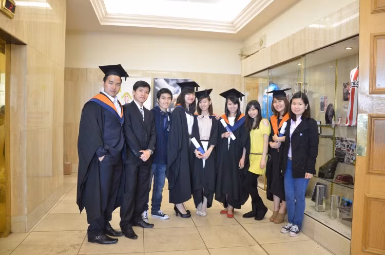 Các sinh viên Việt Nam đang theo học tại trường Sunderland University đón lễ trao bằng tốt nghiệp tại sân vận động Ánh Sáng, sân nhà của câu lạc bộ Sunderland