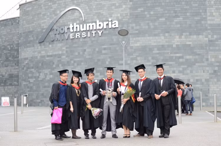 Sinh viên trường Northumbria University được nhận bằng tốt nghiệp tại khu liên hợp thể thao tại chính ngôi trường của các bạn Theo anh Nguyễn Hưng Khánh - chủ tịch hội sinh viên Việt Nam tại trường Northumbria cho biết và theo như thống kê của cộng đồng người Việt tại vùng Đông Bắc Anh quốc thì tỷ lệ tốt nghiệp đúng hạn đợt này của các bạn Việt Nam là rất cao, vượt trội so với những năm trước đây tại 2 trường Sunderland và Northumbria.