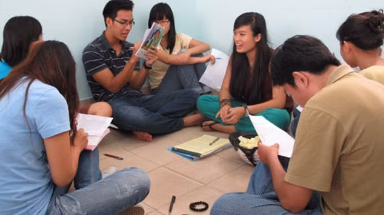 Hiền Lưu (thứ hai từ phải sang) giảng bài môn TOEFL cho một lớp học của IVCE tại Trường ĐH KHXH&NV TP.HCM - Ảnh: Công Nhật Hiền Lưu (thứ hai từ phải sang) giảng bài môn TOEFL cho một lớp học của IVCE tại Trường ĐH KHXH&NV TP.HCM - Ảnh: Công Nhật