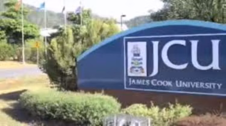 9. Đại học James Cook Trường cung cấp rất nhiều các chương trình đại học và sau đại học trong ngành sinh học và môi trường, phong trào thân thiện với sinh thái luôn được ủng hộ mạnh mẽ bởi tất cả các thành viên của cộng đồng của trường. Đại học James Cook đã giành giải thưởng năm 2010 do Doanh nghiệp Úc trao tặng cho sự bền vững môi trường và giải thưởng Đổi mới TEFMA năm 2011 cho cách tiếp cận trong việc giảm tiêu thụ năng lượng. Trường cũng đã được đánh giá như nhà lãnh đạo thế giới trong nghiên cứu san hô và rừng nhiệt đới. 9. Đại học James Cook Trường cung cấp rất nhiều các chương trình đại học và sau đại học trong ngành sinh học và môi trường, phong trào thân thiện với sinh thái luôn được ủng hộ mạnh mẽ bởi tất cả các thành viên của cộng đồng của trường. Đại học James Cook đã giành giải thưởng năm 2010 do Doanh nghiệp Úc trao tặng cho sự bền vững môi trường và giải thưởng Đổi mới TEFMA năm 2011 cho cách tiếp cận trong việc giảm tiêu thụ năng lượng. Trường cũng đã được đánh giá như nhà lãnh đạo thế giới trong nghiên cứu san hô và rừng nhiệt đới.
