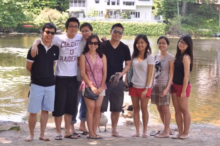 ...tranh thủ lăng-xê các mẫu kính thời trang Xuân-Hè 2012. Quả là vô cùng sành điệu!