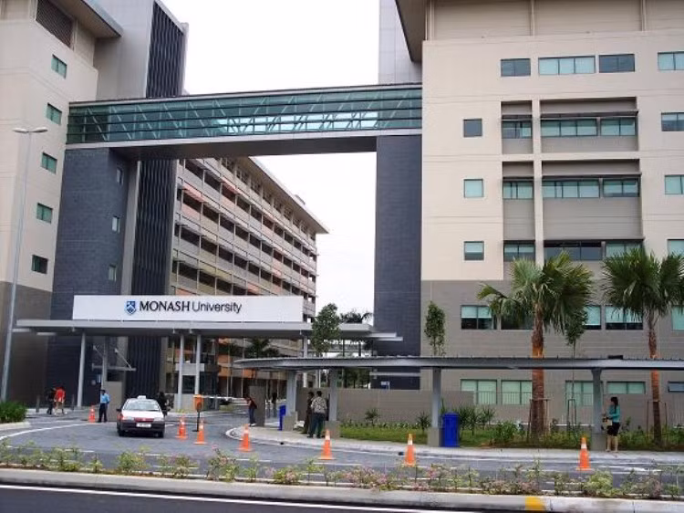 1. Trường đại học Monash Đại học Monash đã được bình chọn là trường đại học "xanh nhất" cho những cống hiến và nỗ lực của trường trong việc bảo vệ môi trường. Trường đại học này tự hào trong việc cung cấp những bậc học liên quan đến môi trường và 300 khóa học có liên quan, nghiên cứu sâu rộng trên nhiều lĩnh vực môi trường. Monash đã đạt được nhiều giải thưởng, bao gồm cả giải thưởng năm 2010 trong việc phát triển bền vững Premier, giải thưởng của Hiệp hội Giáo dục của Liên Hợp Quốc và năm 2009 tường đã đạt giải thưởng môi trường Banksia. 1. Trường đại học Monash Đại học Monash đã được bình chọn là trường đại học "xanh nhất" cho những cống hiến và nỗ lực của trường trong việc bảo vệ môi trường. Trường đại học này tự hào trong việc cung cấp những bậc học liên quan đến môi trường và 300 khóa học có liên quan, nghiên cứu sâu rộng trên nhiều lĩnh vực môi trường. Monash đã đạt được nhiều giải thưởng, bao gồm cả giải thưởng năm 2010 trong việc phát triển bền vững Premier, giải thưởng của Hiệp hội Giáo dục của Liên Hợp Quốc và năm 2009 tường đã đạt giải thưởng môi trường Banksia.