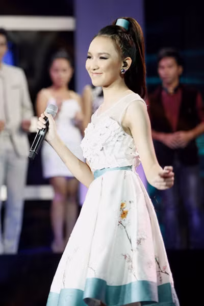 5. Cao Thanh Thảo My Sinh năm 1995, Cao Thanh Thảo My từng là tên tuổi rất hot trong cộng đồng tuổi teen với giải thưởng Miss Teen 2011. Cô sở hữu gương mặt thanh tú, dễ thương và một hình thể đẹp. Năm 2012, cô tiếp tục góp mặt trong chương trình Việt Nam Idol để khẳng định tài năng ca hát của mình. Ngoài vẻ đẹp, niềm yêu thích ca hát, Thảo My còn gây ấn tượng bởi gu thời trang tiểu thư, đẹp, nhẹ nhàng và trong trẻo.