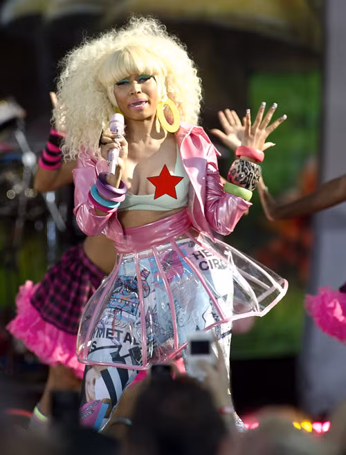 Nữ ca sĩ Nicki Minaj cũng bị lộ vòng 1 Nữ ca sĩ Nicki Minaj cũng bị lộ vòng 1