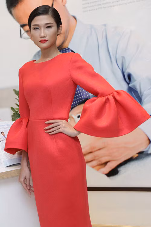 Một bộ đầm đơn giản, màu sắc tinh tế nhưng chỉ cần một chiếc ống tay loe là bạn đã có thể trở thành tâm điểm của sự chú ý Một bộ đầm đơn giản, màu sắc tinh tế nhưng chỉ cần một chiếc ống tay loe là bạn đã có thể trở thành tâm điểm của sự chú ý