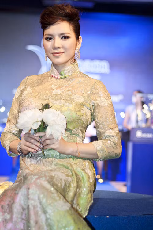 Một lần khác, cô cho biết chiếc áo dài đang mặc trị giá 12.000 USD (250 triệu đồng) Một lần khác, cô cho biết chiếc áo dài đang mặc trị giá 12.000 USD (250 triệu đồng)