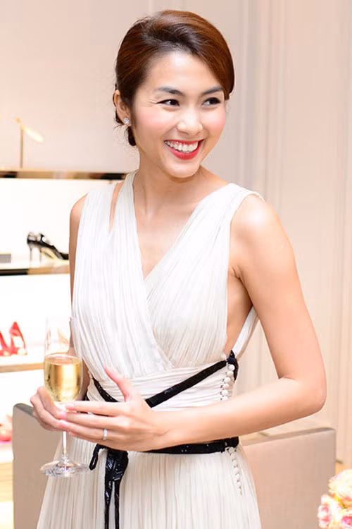 Mới đây, khi ra mắt thương hiệu hàng hiệu mới của gia đình họ Nguyễn, cô con dâu họ tăng cũng gây xôn xao với hiếc váy dạ hội trị giá hàng trăm triệu hiệu Dior. Mới đây, khi ra mắt thương hiệu hàng hiệu mới của gia đình họ Nguyễn, cô con dâu họ tăng cũng gây xôn xao với hiếc váy dạ hội trị giá hàng trăm triệu hiệu Dior.
