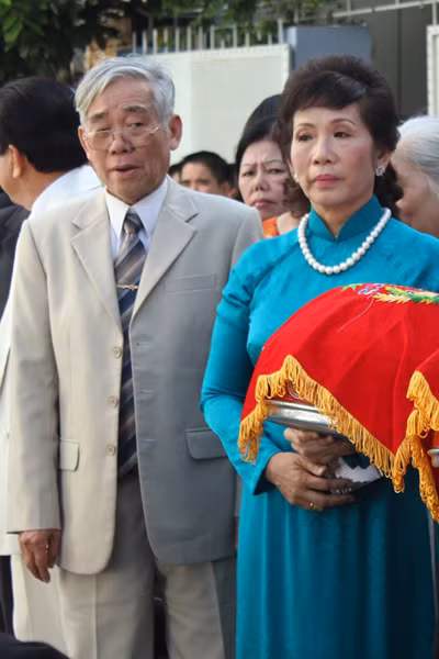 1. Bà Trương Thị Thanh (mẹ chồng Jennifer Phạm) Hiện nay, mẹ chồng của Jennifer Phạm đang là Phó Chủ tịch Hội đồng quản trị Tập đoàn FPT, nắm giữ hơn 4,4 triệu cổ phiếu FPT, tương đương 1,61%, tổng giá trị (đến ngày 23/11/2012) là 149,6 tỷ đồng.