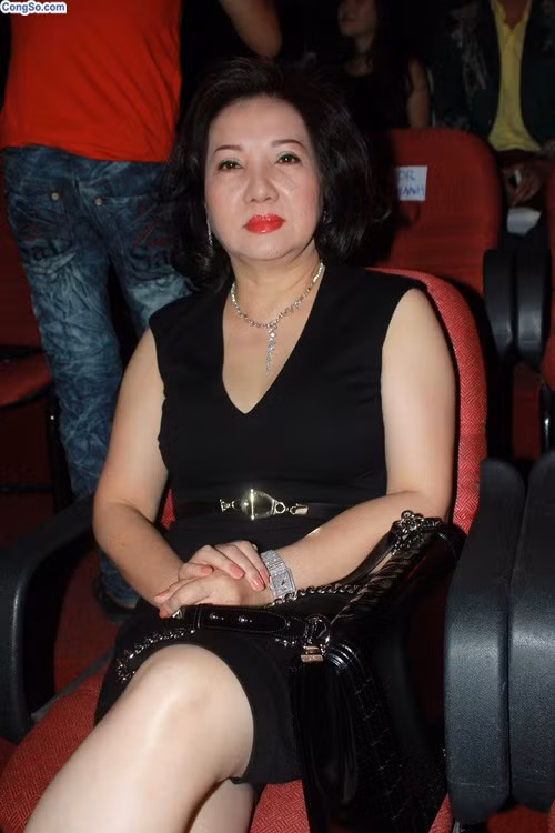 Trong đêm chung kết của The Voice, sự xuất hiện của bà mẹ chồng HLV Hồ Ngọc Hà đã khiến dư luận được một phen xôn xao bàn tán. Từ trang phục đến phụ kiện của 'nữ đại gia' đều rất sang trọng và đẳng cấp.