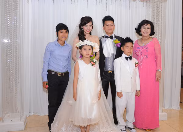 Với những thiết kế thoáng phần cổ, khiến thân hình bà bớt tròn trịa hơn.