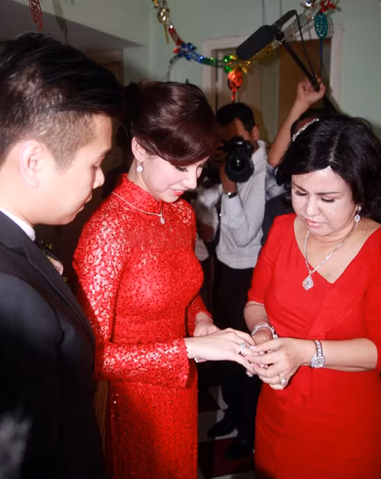 Mỗi lần xuất hiện 'nữ đại gia thủy sản' khá chịu khó đầu tư cho trang phục và phụ kiện