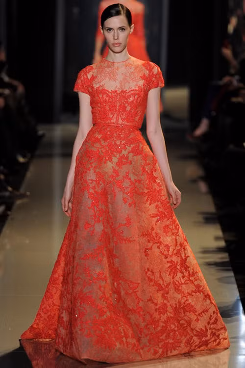 Xen kẽ giữa gam màu trang nhã như trắng, xanh pastel, hồng pastel và nude là tông đỏ và đen ấn tượng huyền bí