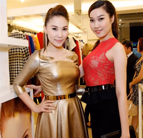 Dù đã cố nhấn nhá phần eo của mình bằng chiếc thắt lưng ánh kim, nhưng người ta cũng chẳng thể tìm được vòng 2 của cô nàng ở đâu cả
