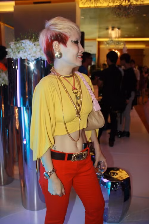 Mai Khôi cũng sở hữu một chiếc vòng cổ hình rắn khá sang trọng và tinh tế