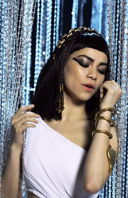 Khi hóa thân thành hình tượng nữ thần Cleopatra, những phụ kiện hình rắn đã mang lại cho 'bà mẹ một con' Hà Hồ sự bí ẩn, quyến rũ đầy mê đắm