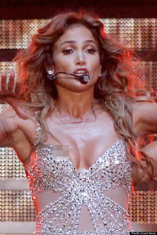 Nữ ca sĩ Jennifer Lopez do biểu diễn quá sung mà lộ hình dáng nhũ hoa trên sân khấu ở Italia hồi tháng 10/2012 Nữ ca sĩ Jennifer Lopez do biểu diễn quá sung mà lộ hình dáng nhũ hoa trên sân khấu ở Italia hồi tháng 10/2012