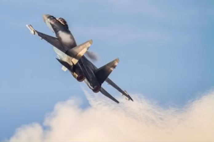 Máy bay chiến đấu Su-35 Nga bay biểu diễn (nguồn mạng sina Trung Quốc)