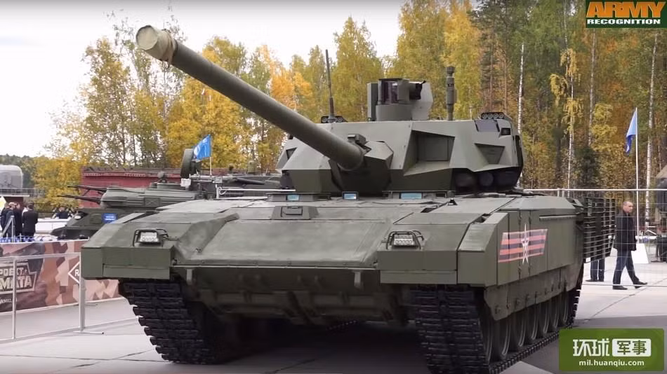 Xe tăng chiến đấu T-14 Armata Nga vừa trưng bày trạng thái tĩnh ở Hội chợ quốc phòng Nga 2015 (nguồn báo Hoàn Cầu, Trung Quốc)