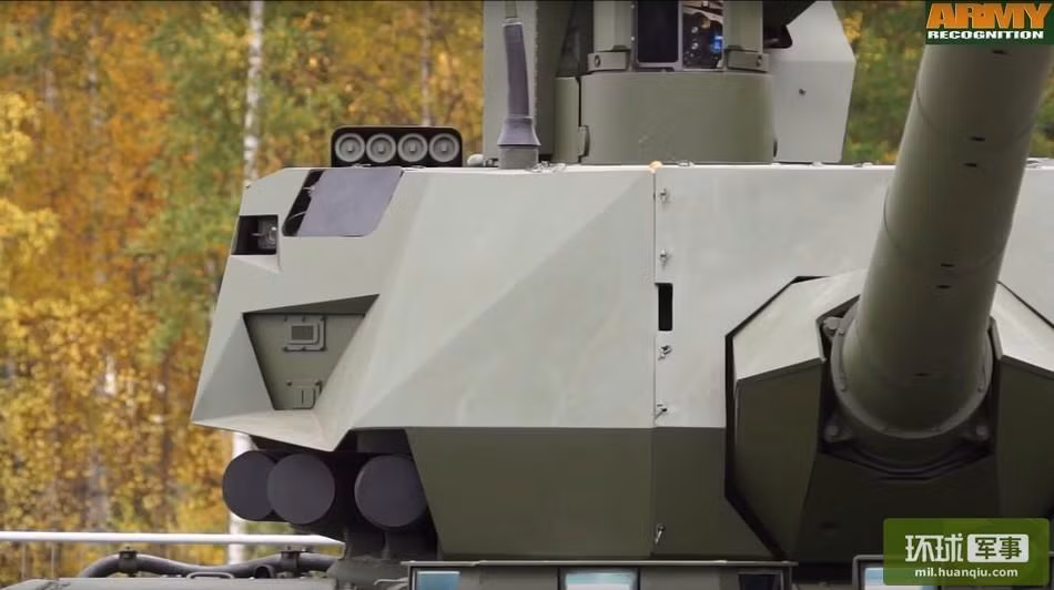 Xe tăng chiến đấu T-14 Armata Nga vừa trưng bày trạng thái tĩnh ở Hội chợ quốc phòng Nga 2015 (nguồn báo Hoàn Cầu, Trung Quốc)