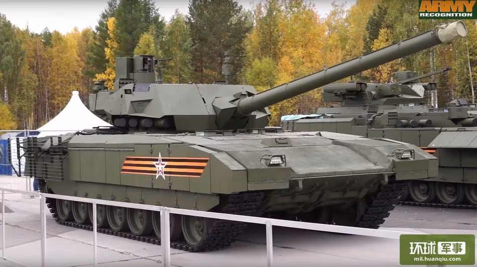 Xe tăng chiến đấu T-14 Armata Nga vừa trưng bày trạng thái tĩnh ở Hội chợ quốc phòng Nga 2015 (nguồn báo Hoàn Cầu, Trung Quốc)